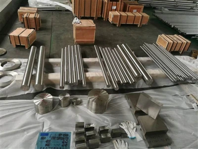 Diverses especificacions de peces forjades d'aliatge de titani llestes per ser lliurades